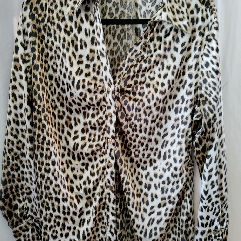 Cato's Cream and Brown Leopard Print Button Down Shirt Size XL Pre-owned. - Picture 3 of 8
